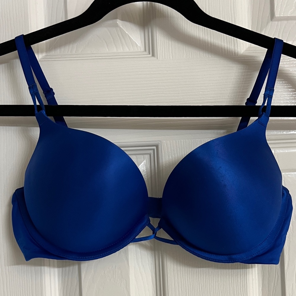 Victoria’s Secret bra size 34B, good condition pre-owned.